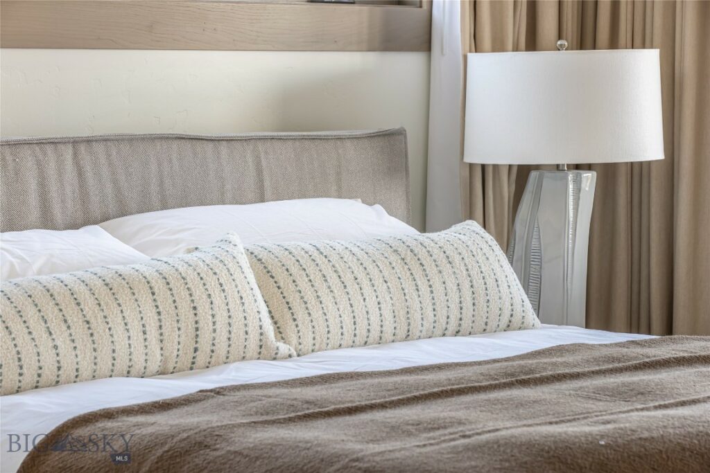 28 Pale Morning Spur