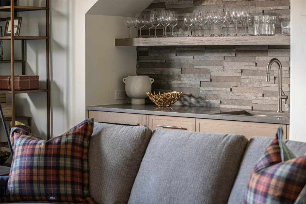 28 Pale Morning Spur