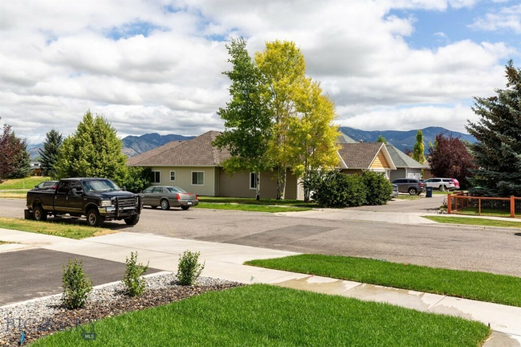 2853 Fen Way