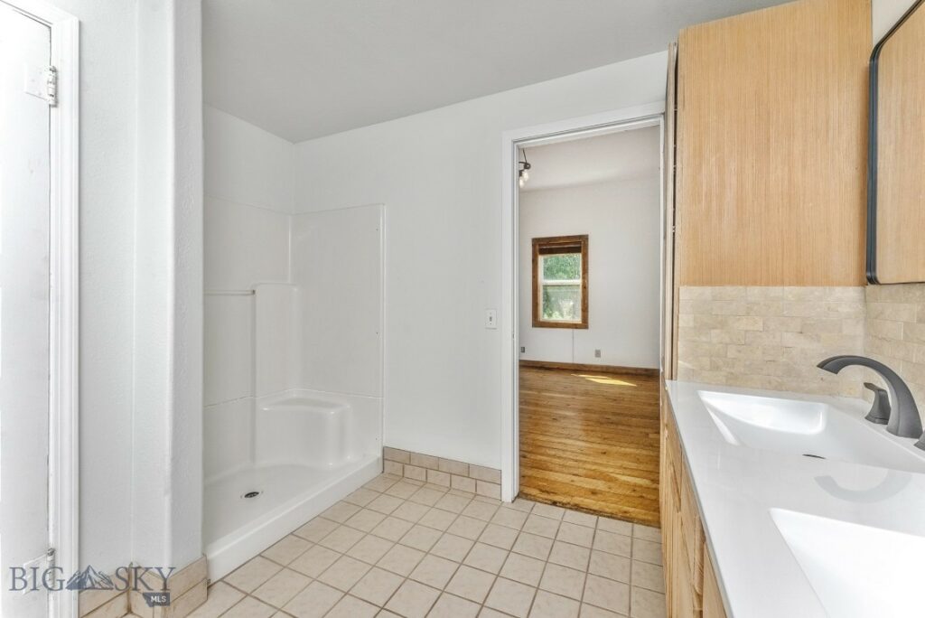 3205 W Babcock
