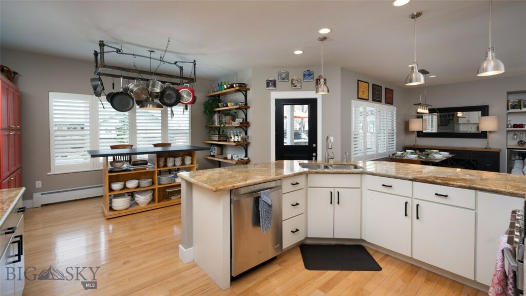 3214 Hillcrest Drive
