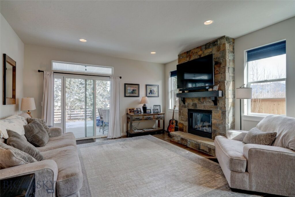 3389 Lolo Way