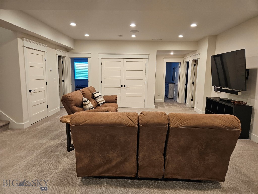 592 Stewart Loop