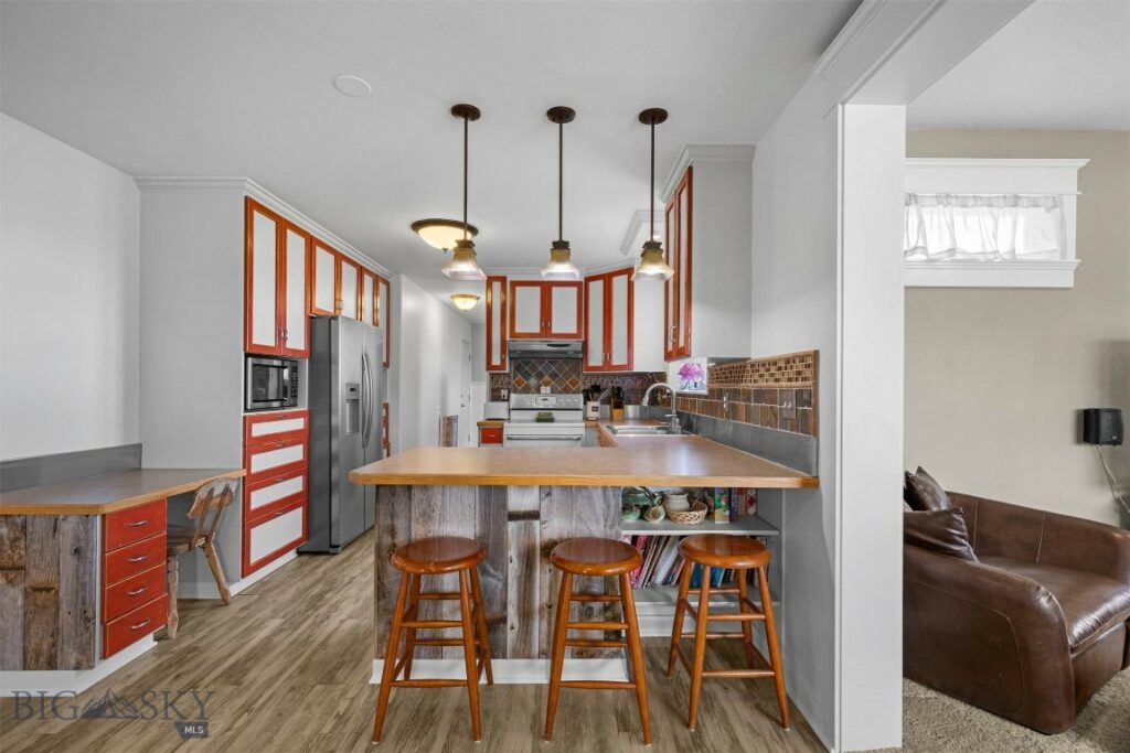 605 E Cameron Bridge