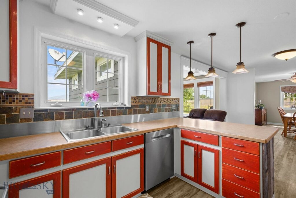 605 E Cameron Bridge