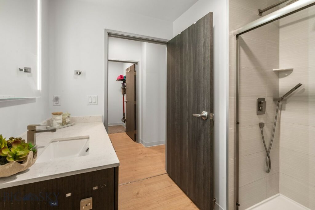 718 W Babcock Street