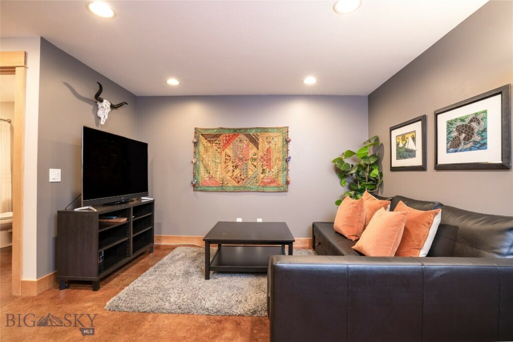 82 E Magnolia