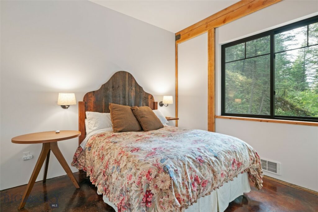 9440 Saddle Mountain