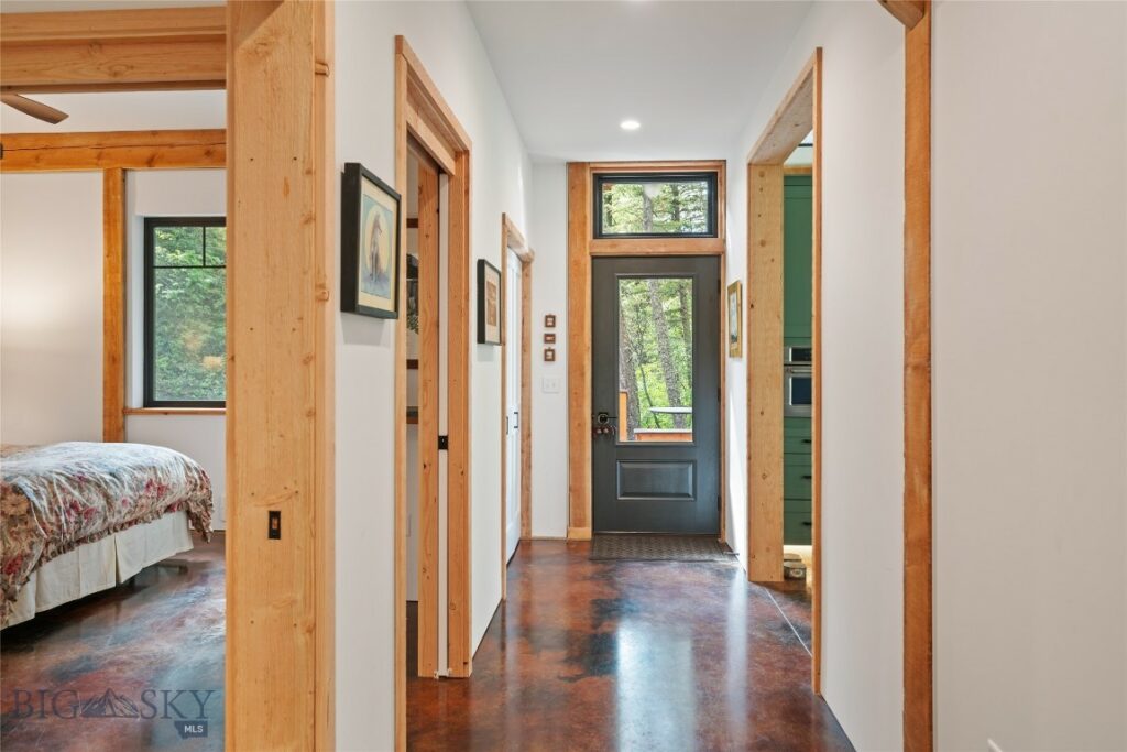 9440 Saddle Mountain