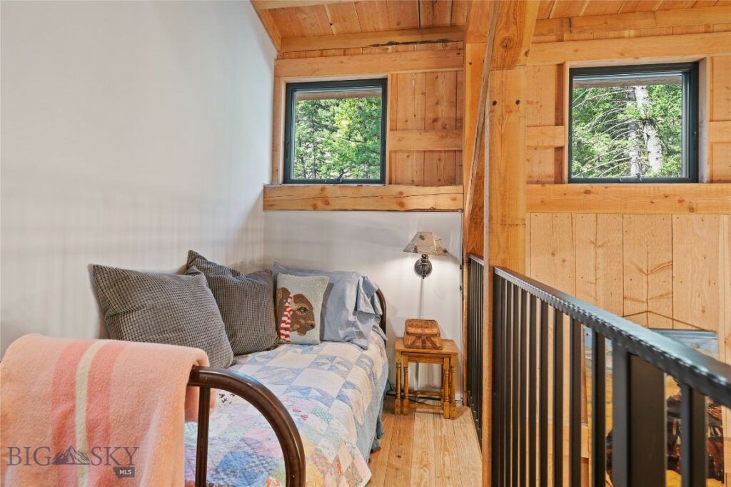 9440 Saddle Mountain