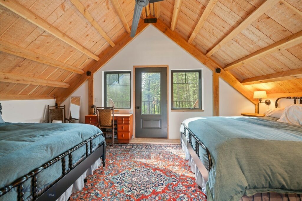 9440 Saddle Mountain