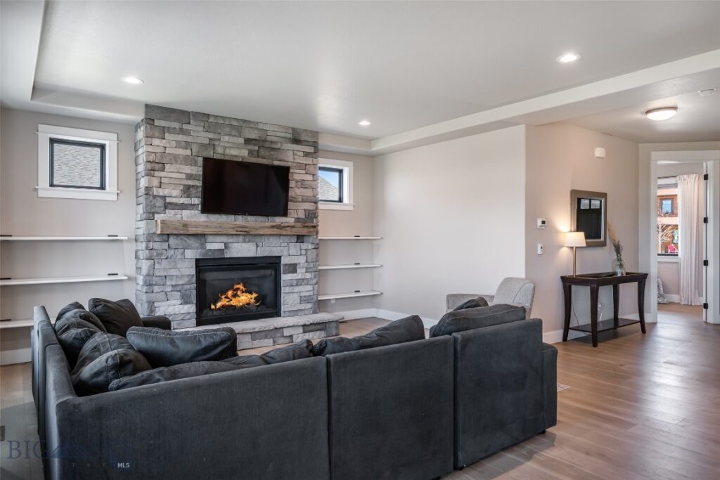 950 White Horse Loop